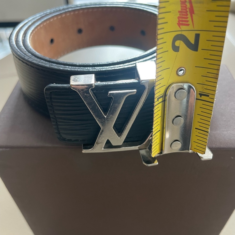 Louis Vuitton black leather belt with silver LV initials - Picture 5 of 8